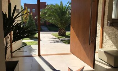 4 DORMITORIOS, ESCRITORIO Y AREA SERVICIO. YA ESCRITURADA.