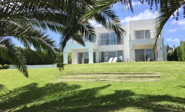 4 DORMITORIOS, ESCRITORIO Y AREA SERVICIO. YA ESCRITURADA.