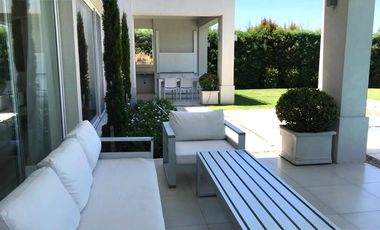 4 DORMITORIOS, ESCRITORIO Y AREA SERVICIO. YA ESCRITURADA.