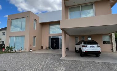 CASA EN VENTA BARRIO DON JOAQUIN - OPORTUNIDAD