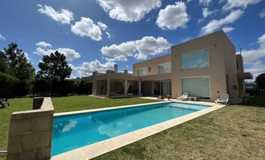 CASA EN VENTA BARRIO DON JOAQUIN - OPORTUNIDAD