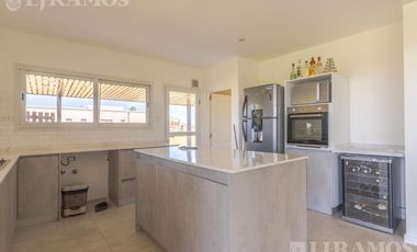 Casa en San Sebastián AREA 12 OPORTUNIDAD!! MB