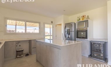 Casa en San Sebastián AREA 12 OPORTUNIDAD!! MB