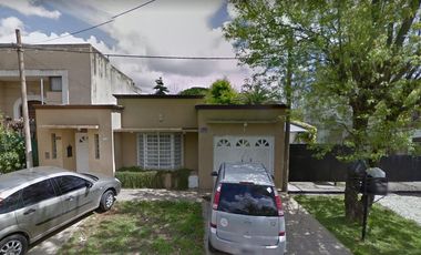 Casa en venta - 3 dormitorios 1 baño 1 cochera - 300mts2 totales - Manuel  B. Gonnet