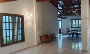 Casa en venta - 3 Dormitorios 2 Baños - Cochera - 141Mts2 - Mar de Cobo