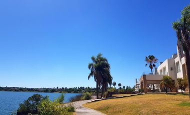 Vila Vela - 3 ambientes con jardín, increíble vista a laguna y 2 cocheras fijas