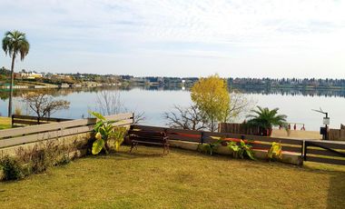 Vila Vela - 3 ambientes con jardín, increíble vista a laguna y 2 cocheras fijas