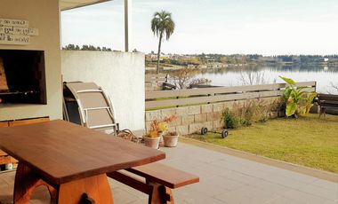 Vila Vela - 3 ambientes con jardín, increíble vista a laguna y 2 cocheras fijas