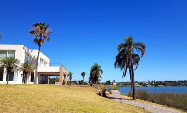 Vila Vela - 3 ambientes con jardín, increíble vista a laguna y 2 cocheras fijas