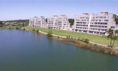 Vila Vela - 3 ambientes con jardín, increíble vista a laguna y 2 cocheras fijas