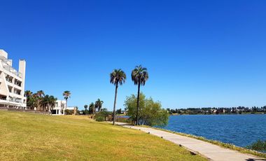 Vila Vela - 3 ambientes con jardín, increíble vista a laguna y 2 cocheras fijas