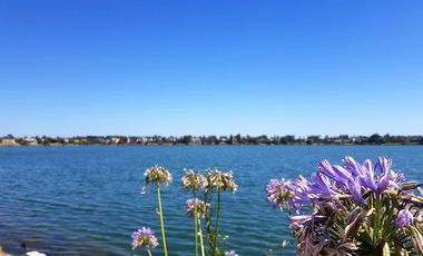 Vila Vela - 3 ambientes con jardín, increíble vista a laguna y 2 cocheras fijas