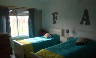 CASA EN VENTA 3AMB - CALLE MAR CHIQUITA Y NECOCHEA  - LOBOS -  APTO CREDITO