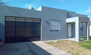 CASA EN VENTA 3AMB - CALLE MAR CHIQUITA Y NECOCHEA  - LOBOS -  APTO CREDITO
