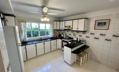 Casa de 4 dorm. muy luminosa, instalada y con muebles