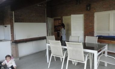 Casa de 4 dorm. muy luminosa, instalada y con muebles