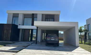 CASA A ESTRENAR 5AMB - C/ PILETA - LAGOS DE CANNING 1