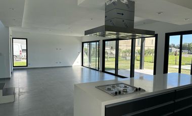CASA A ESTRENAR 5AMB - C/ PILETA - LAGOS DE CANNING 1