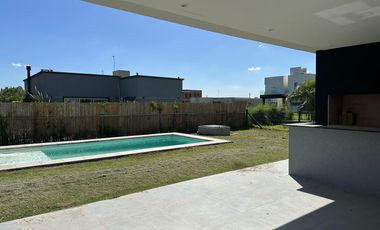 CASA A ESTRENAR 5AMB - C/ PILETA - LAGOS DE CANNING 1