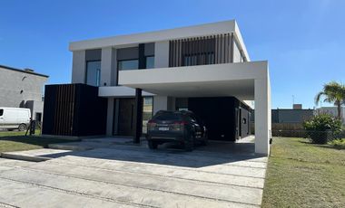 CASA A ESTRENAR 5AMB - C/ PILETA - LAGOS DE CANNING 1