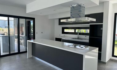 CASA A ESTRENAR 5AMB - C/ PILETA - LAGOS DE CANNING 1