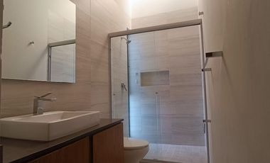 Casa en venta en La Fresna a 200 mts de Galerías Sta Anita