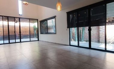 Casa en venta en La Fresna a 200 mts de Galerías Sta Anita