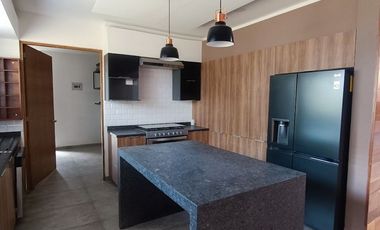 Casa en venta en La Fresna a 200 mts de Galerías Sta Anita