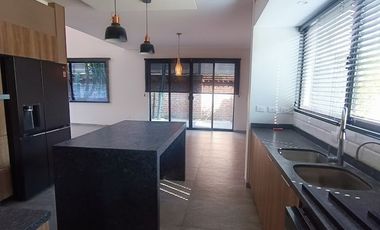 Casa en venta en La Fresna a 200 mts de Galerías Sta Anita