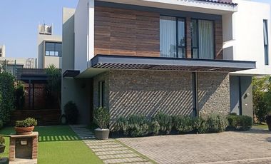 Casa en venta en La Fresna a 200 mts de Galerías Sta Anita