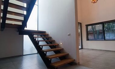 Casa en venta en La Fresna a 200 mts de Galerías Sta Anita