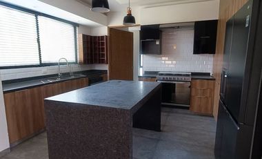 Casa en venta en La Fresna a 200 mts de Galerías Sta Anita