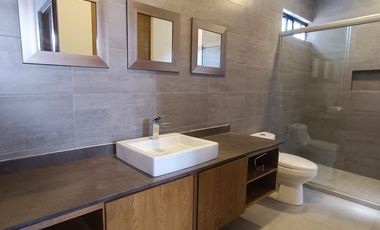 Casa en venta en La Fresna a 200 mts de Galerías Sta Anita