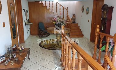 Las Fuentes: Amplia casa, con vocacion para oficina o negocio.