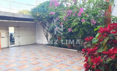 Las Fuentes: Amplia casa, con vocacion para oficina o negocio.