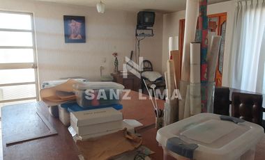 Las Fuentes: Amplia casa, con vocacion para oficina o negocio.
