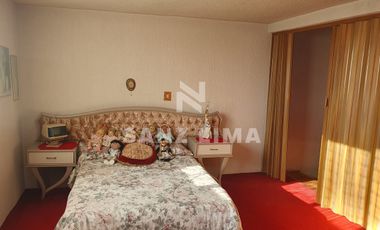 Las Fuentes: Amplia casa, con vocacion para oficina o negocio.