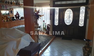 Las Fuentes: Amplia casa, con vocacion para oficina o negocio.