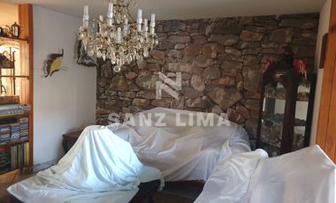 Las Fuentes: Amplia casa, con vocacion para oficina o negocio.