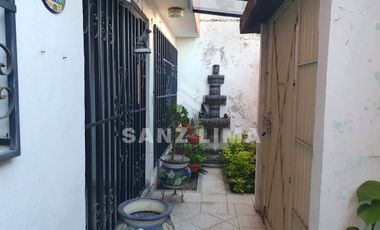 Las Fuentes: Amplia casa, con vocacion para oficina o negocio.