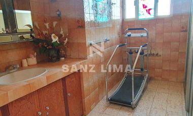 Las Fuentes: Amplia casa, con vocacion para oficina o negocio.