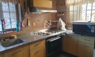 Las Fuentes: Amplia casa, con vocacion para oficina o negocio.