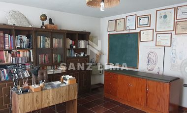 Las Fuentes: Amplia casa, con vocacion para oficina o negocio.