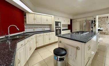 Zona Panorámica, cerca Club Bugambilias, 474 M2 terreno, 334 M2 construcción, 4 recámaras, 5 autos