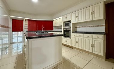 Zona Panorámica, cerca Club Bugambilias, 474 M2 terreno, 334 M2 construcción, 4 recámaras, 5 autos