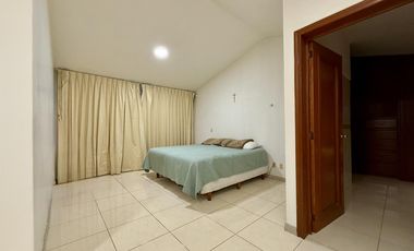 Zona Panorámica, cerca Club Bugambilias, 474 M2 terreno, 334 M2 construcción, 4 recámaras, 5 autos