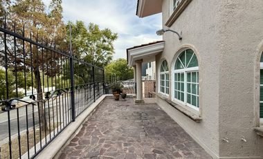 Zona Panorámica, cerca Club Bugambilias, 474 M2 terreno, 334 M2 construcción, 4 recámaras, 5 autos