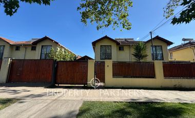 Arriendo Acogedora Casa de 2 Pisos en Peñaflor – Sector de Alta Plusvalía.