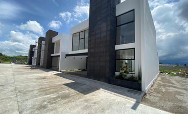 En venta casa con acabados de lujo a 10 min. de Galerías Metepec