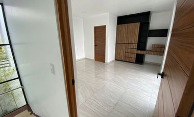 En venta casa con acabados de lujo a 10 min. de Galerías Metepec